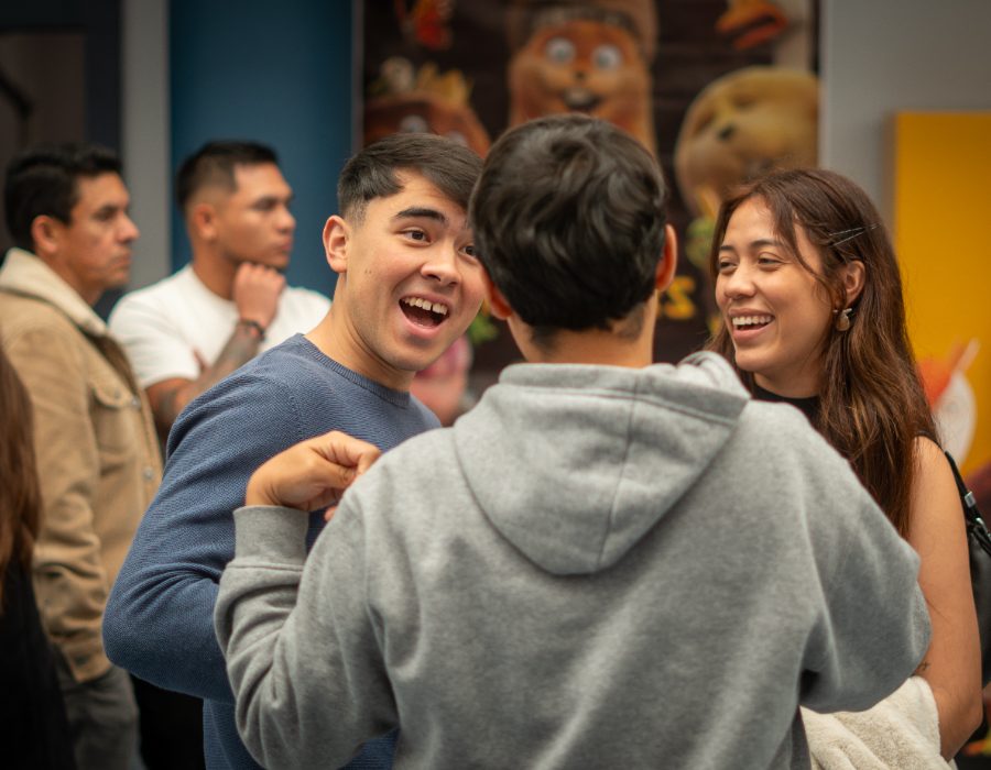 Personas conversando en la iglesia
